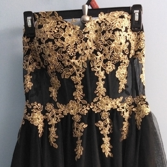Alex & Sophia Dresses & Skirts - Alex& Sophia Black and Gold Embellished Strapless Gown for Prom Size 9/10 🌹